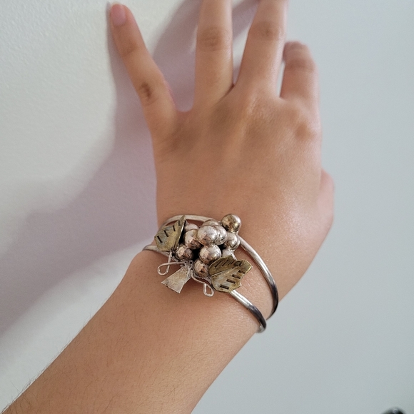 Vintage sterling silver Mexican grapes cluster cuff bracelet. Marked. Gift idea. - Picture 4 of 11